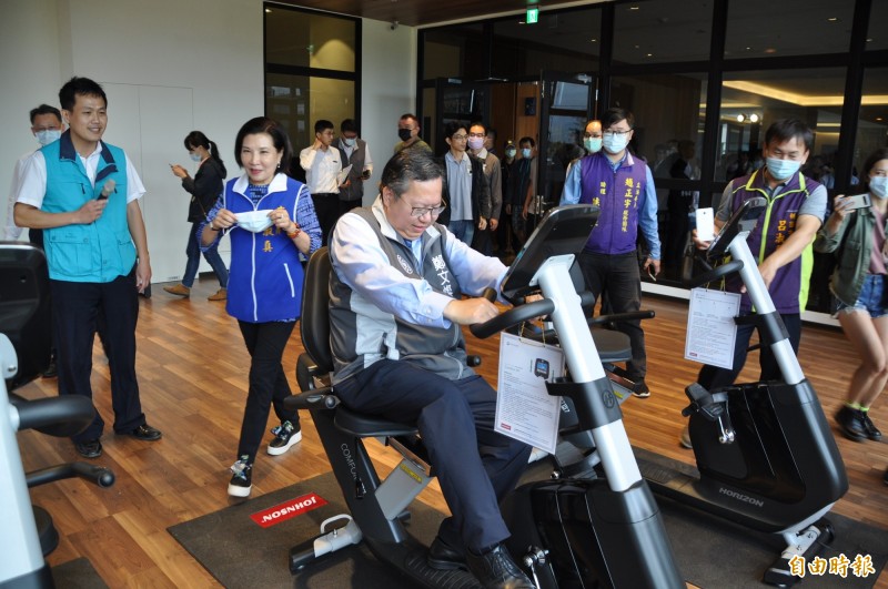 桃園市長鄭文燦（前）在八德一號社會住宅的健身房內試用健身器材。（記者周敏鴻攝）