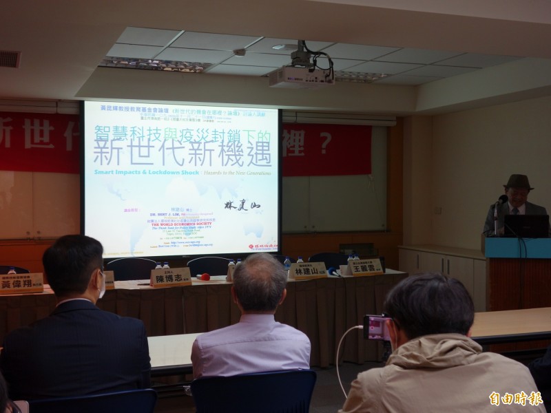 環球經濟社社長林建山針對新世代的機會在哪裡,認為未來將處在數位經濟與智慧型社會,但憂心各種實體斷鏈與疏離,呼籲加緊推智慧教育、產業也要幫助養成人才等。(記者吳柏軒攝) 環球經濟社社長林建山針對新世代的機會在哪裡,認為未來將處在數位經濟與智慧型社會,但憂心各種實體斷鏈與疏離,呼籲加緊推智慧教育、產業也要幫助養成人才等。(記者吳柏軒攝)