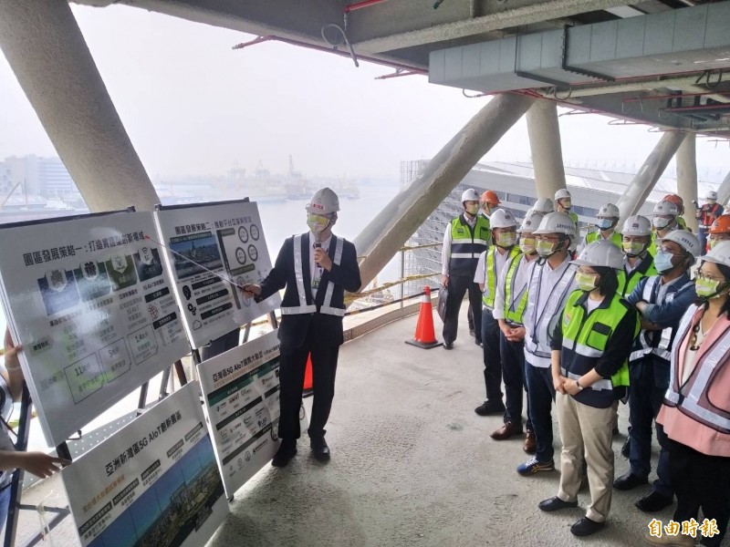 總統蔡英文（右二）說「亞洲新灣區5G AIoT創新園區」的計畫不錯。（記者洪定宏攝）