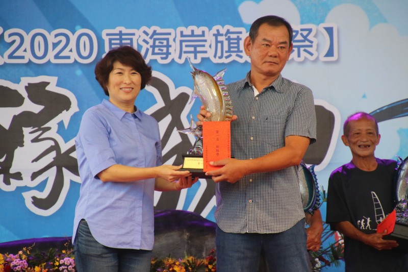 東海岸旗魚祭今天下午在成功鎮海濱公園舉行開幕式，縣長饒慶鈴頒發年度鏢旗魚王、最多尾獎，均由新取厚號漁船奪冠。 （記者黃明堂翻攝）