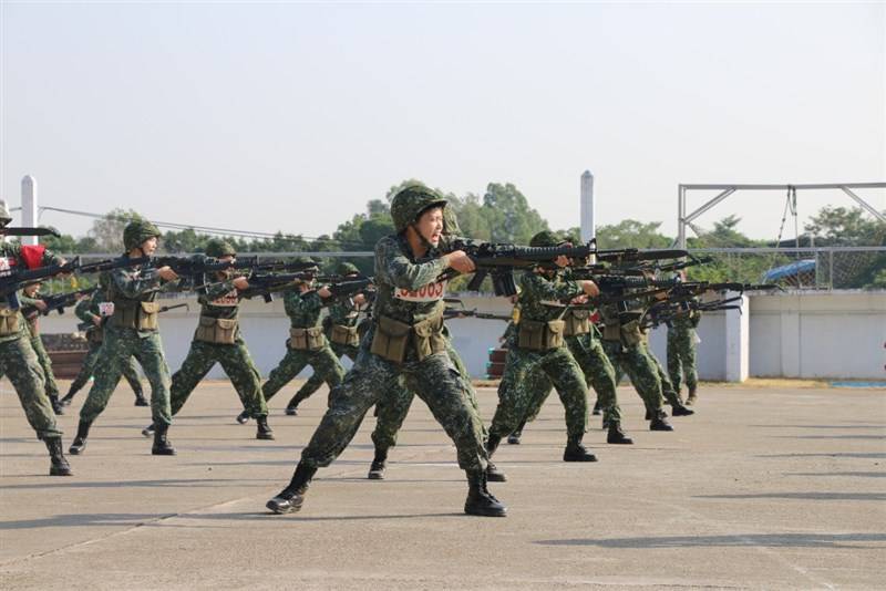 陸軍104旅為全國陸軍唯一接訓女性入伍生的單位，日前實施入伍訓練期末鑑測時，女性入伍生全員均以優異表現通過期末鑑測的考驗，成為合格步槍兵。（圖：青年日報提供）