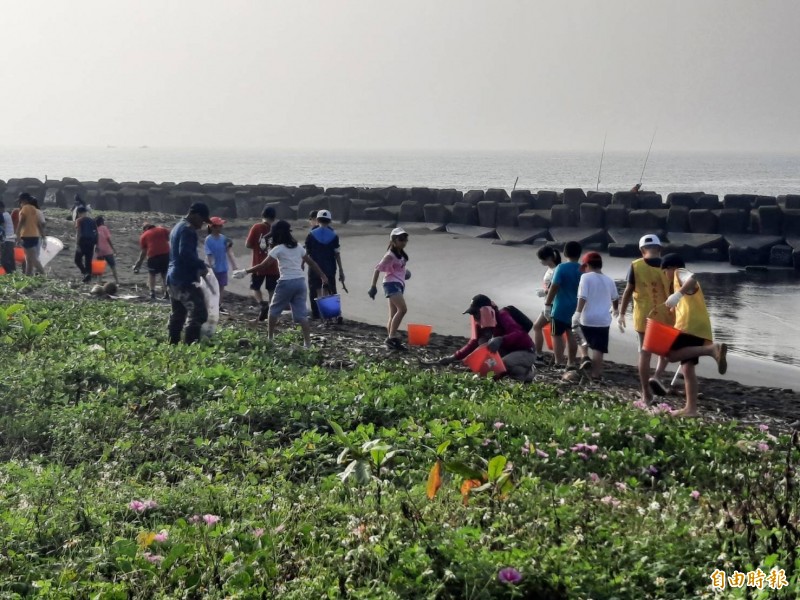 小學生在老師帶領下淨灘。（記者洪臣宏攝）