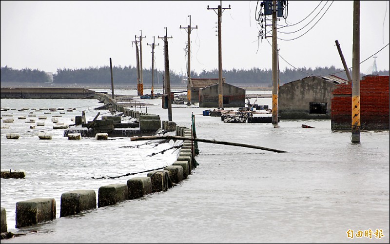 東石白水湖壽島道路在漲潮時被海水淹沒。（記者林宜樟攝）