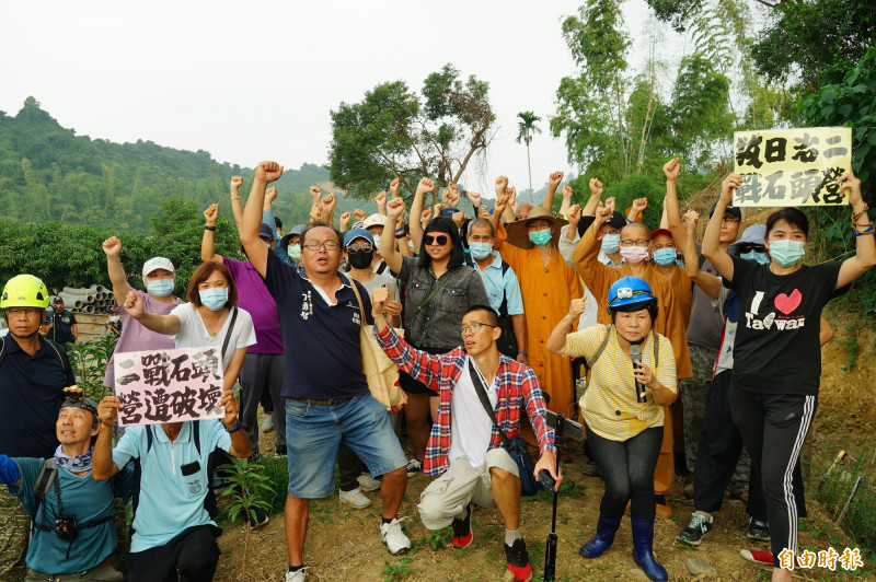 文資委員現勘，約30名民眾到場抗議石頭營已遭破壞。（記者陳彥廷攝）