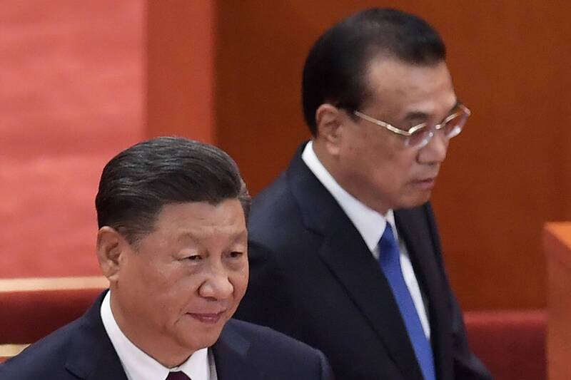中國國務院總理李克強（右）20日主持一場經濟形勢視訊座談會，開場就要求與會的地方政府負責人「你們講真話，我們才能出實策」。左為中國國家主席習近平。（法新社資料照）