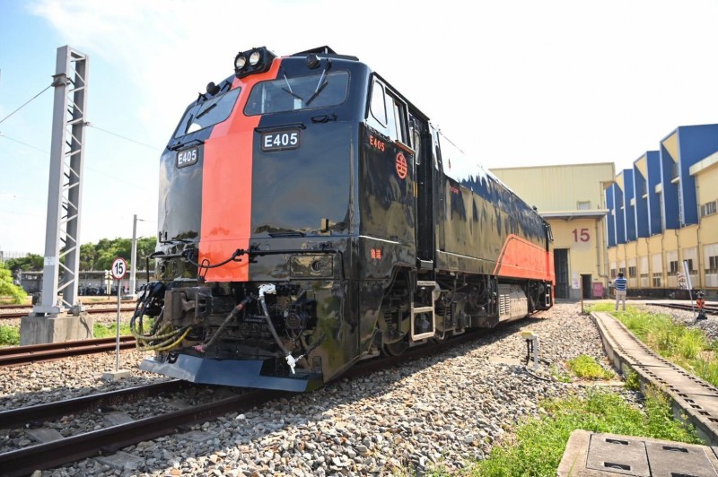 台鐵昨宣布全新觀光列車鳴日號經營權由雄獅旅行社拿下，雄獅旅遊今也公布將推出鳴日號美學列車2天2夜跨年行程，兩列列車分別從南港、台中出發，凌晨5點抵達東台灣欣賞新年第一道曙光。（台鐵提供）