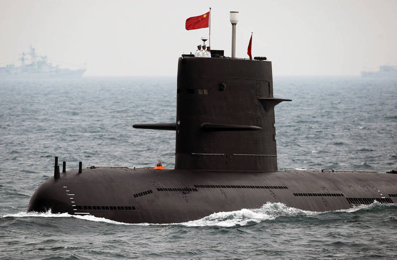 中共解放軍10年內潛艦數量將維持在65至70艘之間，中共解放軍潛艦持續現代化，未來中國恐具備隨時發動秘密攻擊的能力，圖為共軍潛艦。（路透資料照）