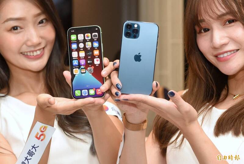 蘋果iPhone 12系列開賣，新機動輒要價3萬元以上，不少人幾乎要花一整個月薪水才買得起。（資料照，記者方賓照攝）