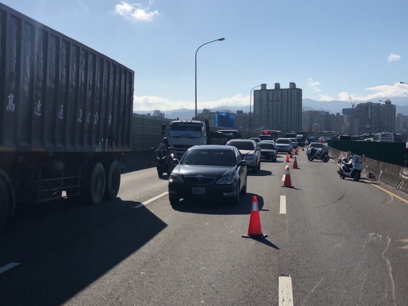 台65線板橋一匣道前今天上午傳出貨車自撞，散落物掉落車道，造成車陣回堵兩公里。（記者吳仁捷翻攝）