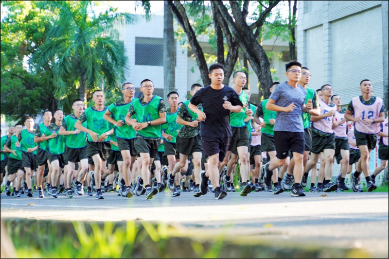 國防部考量兵役公平原則以及作戰型態改變，役男的免役身高標準，將自現行的未滿一五八公分降至未滿一五五公分。（圖取自中華民國陸軍臉書）