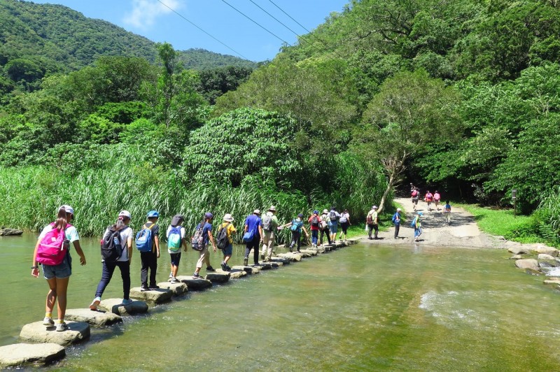 雙流森林遊樂區青山綠水景致佳，防疫期間，吸引許多遊客造訪。（屏東林管處提供）