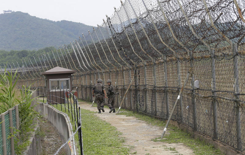 本月初有個脫北者翻過南北韓非軍事區（DMZ）的鐵絲網高牆，越界進入南韓。（美聯社）