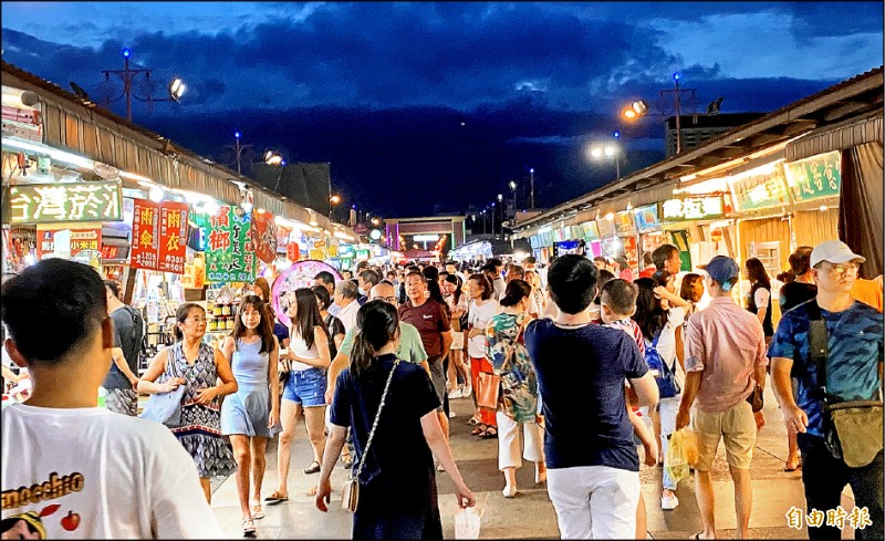 花蓮東大門夜市獲經濟部「優良市集樂活名攤」130顆星。（記者王峻祺攝）