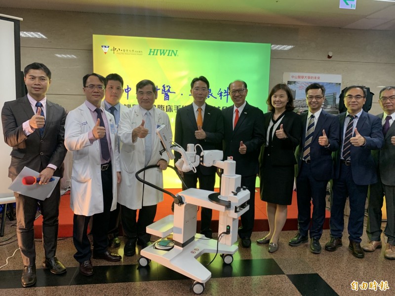 上銀科技與中山醫學附設醫院合作，由台灣自主研發「內視鏡扶持機器人」，並創造全台首座「MIT機器手臂臨床手術教學場域」。（記者蔡淑媛攝）