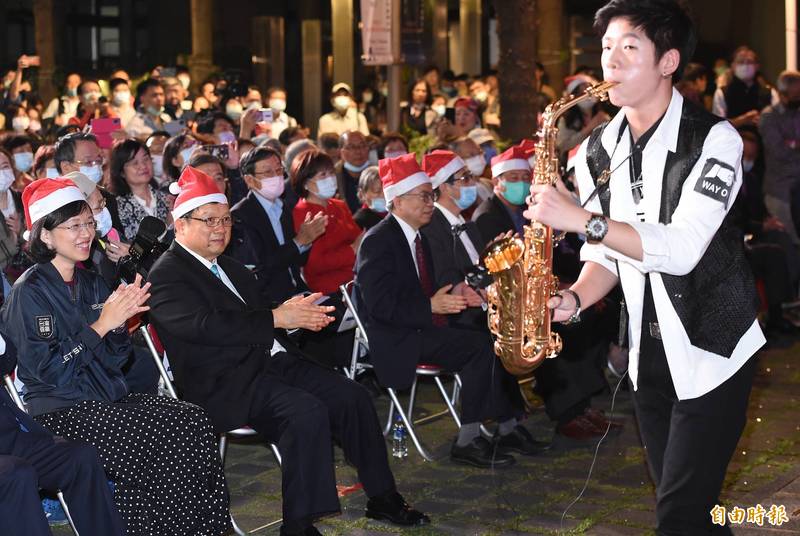 非比雙人組薩克斯風吹奏《你是我的眼》及耶誕組曲。(記者廖振輝攝) 非比雙人組薩克斯風吹奏《你是我的眼》及耶誕組曲。(記者廖振輝攝)