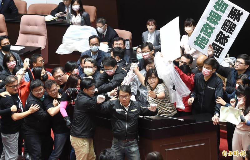 國民黨今天上午在立法院以拋豬內臟的方式抗議民進黨政府開放萊豬進口，引發社會各界非議。（記者方賓照攝）