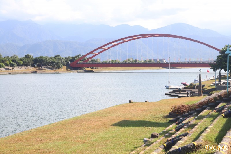 冬山河親水公園遊客數淡旺季差距過大，淡季只有旺季的20分之1，宜蘭縣政府為活化園區，除要開挖溫泉，還辦理航運委外招商，但環團憂心，將自然資源商品化，恐導致公共性不足。（記者林敬倫攝）