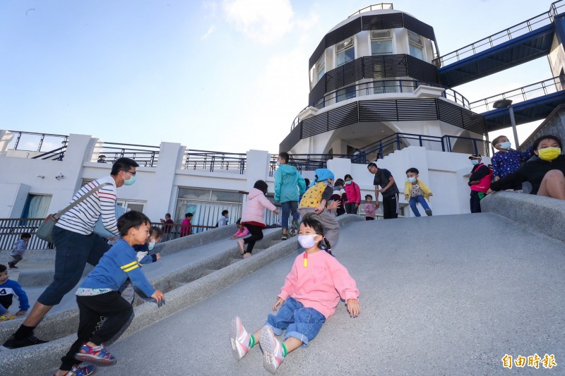 竹市南寮旅遊機能再進化！旅服中心重啟「海怪來溜」，2樓高滑梯孩子玩瘋！（記者蔡彰盛攝）