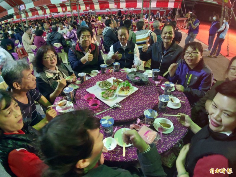 鹿港鎮「鹿溪宴」今晚盛大登場，225桌擠入2000多人大啖鹿港在地美食佳餚，每道菜都鮮美無比，讓大家豎起大拇指稱讚。 （記者湯世名攝）