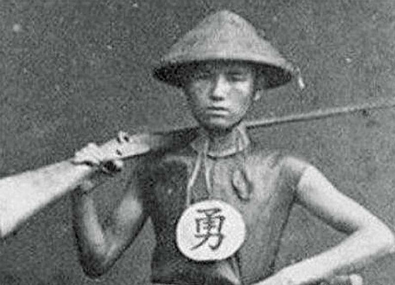 During the Qing Dynasty, irregular troops wore uniforms with the Chinese character for brave instead of soldier.
Photo courtesy of Wikimedia Commons
During the Qing Dynasty, irregular troops wore uniforms with the Chinese character for brave instead of soldier.
Photo courtesy of Wikimedia Commons