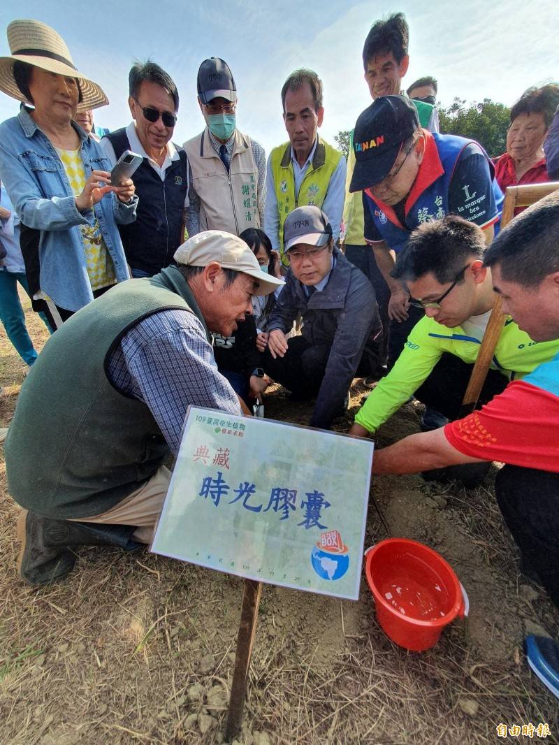 推廣台灣原生植物，台南市長黃偉哲今與民眾一起在台灣蘭花生技園區種下近3千株台灣原生樹種，並在土地上埋下時光膠囊。（記者王涵平攝）