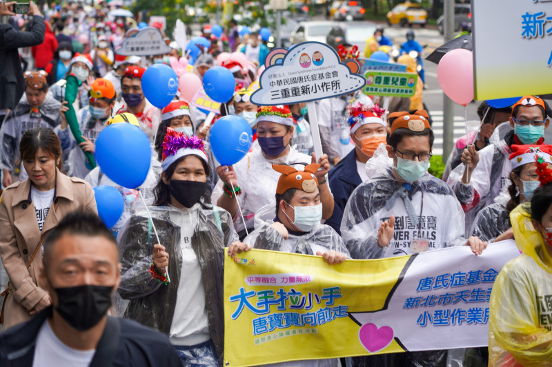 唐氏症基金會今日舉辦「大手拉小手 唐寶寶向前走」嘉年華，唐寶寶們透過不同的裝扮，展現自信。（唐氏症基金會提供）