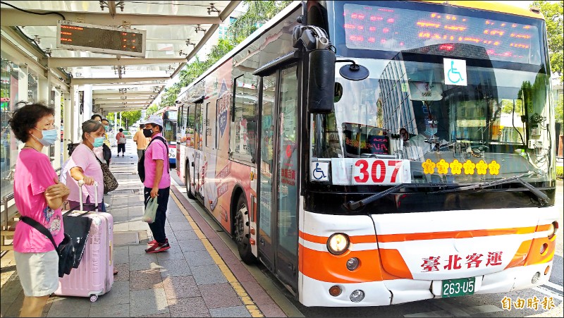武漢肺炎疫情影響，台北公共運輸處今年到目前為主，有102條公車路線申請裁減班次，連「公車王」307路也減班。（記者蔡亞樺攝）