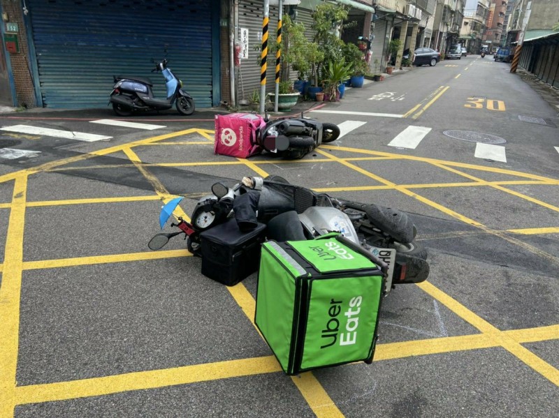 美食外送平台Foodpanda的外送員周姓女騎士遭另一家美食外送平台Ubereat外送員張姓男騎士撞上。（記者周敏鴻翻攝）