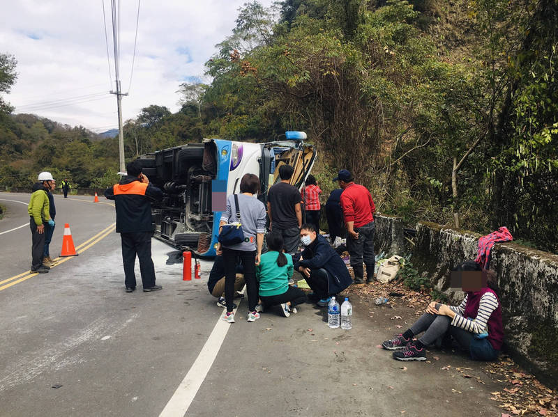 奧萬大聯外道路1.5k處發生中巴翻覆車禍，南投林管處派人員到場協助交管。林管處表示，該段沒有施工，也不是陡坡，但是彎道。（南投林管處提供）