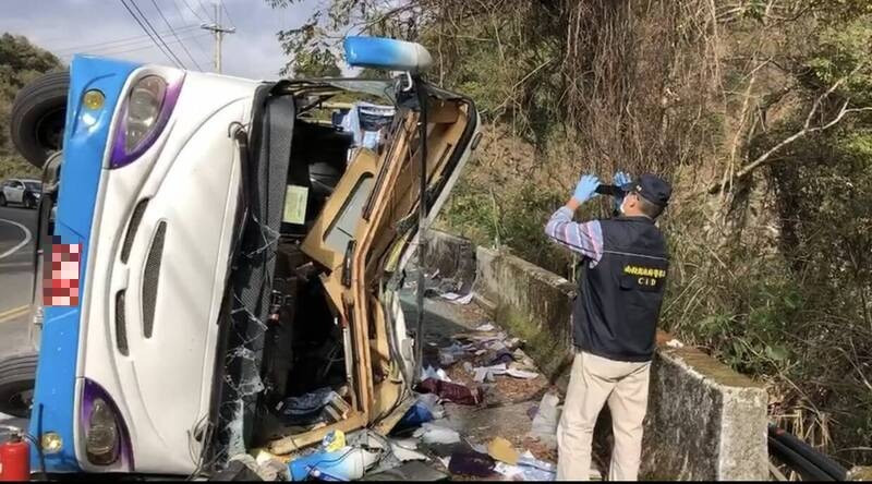 中巴疑似煞車失靈失控側翻，車頂嚴重受損變形。（民眾提供）