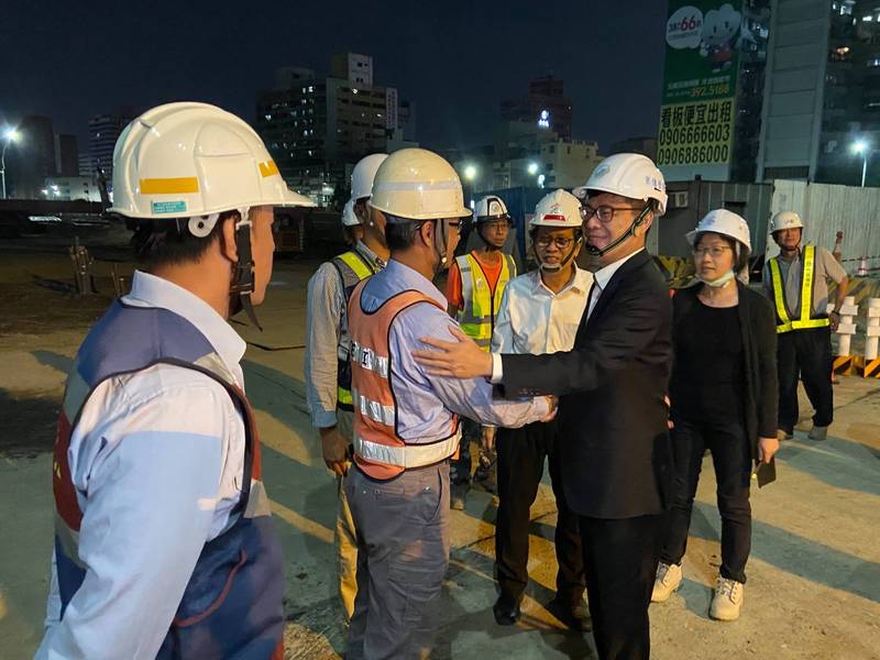 高雄市長陳其邁今晚走訪民族陸橋機車道拆除工程現場，向施工團隊致謝。（記者王榮祥翻攝）