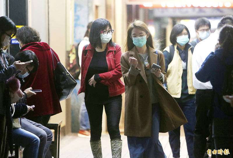 People walk through a public space in downtown Taipei yesterday.
Photo: Chiang Ying-ying, AP
