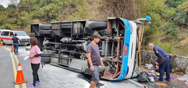 南投縣仁愛鄉奧萬大森林遊樂區聯外道路1.5K下坡彎道路段，中午12點30分左右發生中型巴士失控翻覆意外。（圖由民眾提供）