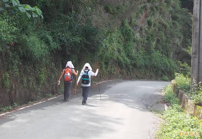 瑪家鄉欲管制通往熱門登山地點白賓山的專五道路人車數量，引起山友反彈。（記者李立法攝）