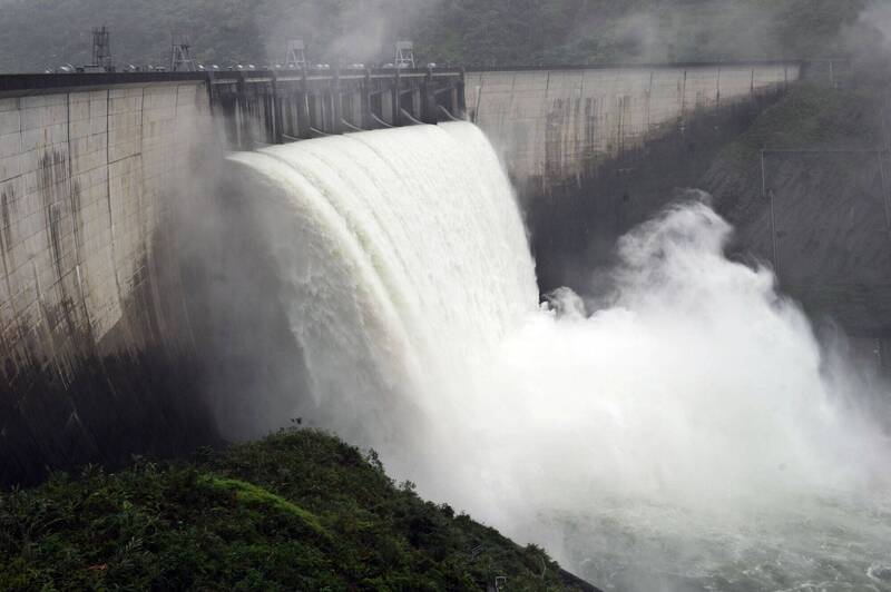 台北翡翠水庫管理局今天表示，受東北季風影響，讓降雨量增加，水庫已達近滿水位，下午6時起進行調節性放水；預估至明年2月，大台北地區都供水無虞。（中央社資料照）