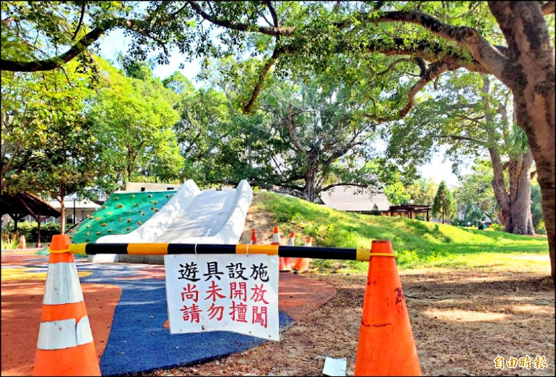 南投縣府掛牌警示南投市中山公園多功能溜滑梯設施尚未對外開放情形。（記者謝介裕攝）