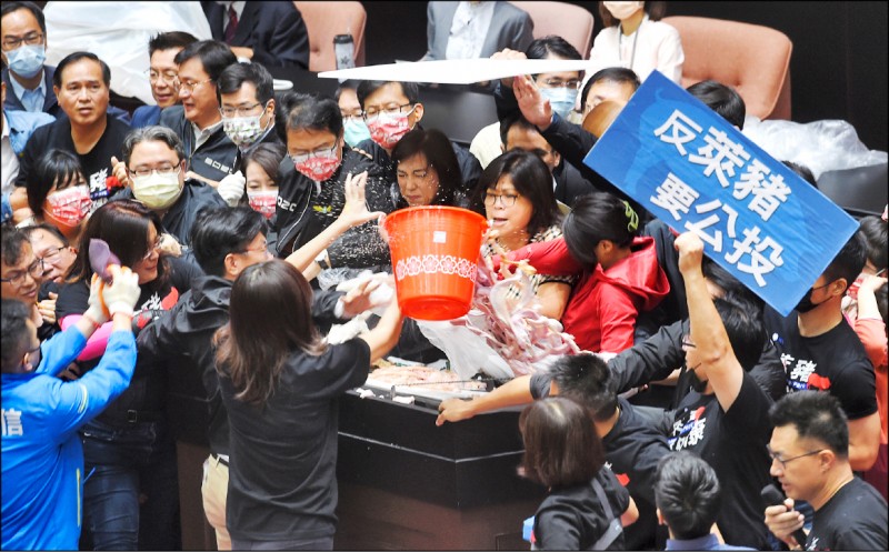 美豬與日食，不該成為阻礙台灣洽簽自貿協定的絆腳石，民進黨非搬開不可。（資料照）