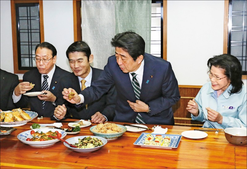 日本前首相安倍曾於二○一六年十二月視察福島，大啖在地農產料理。（取自日本首相官邸網站）