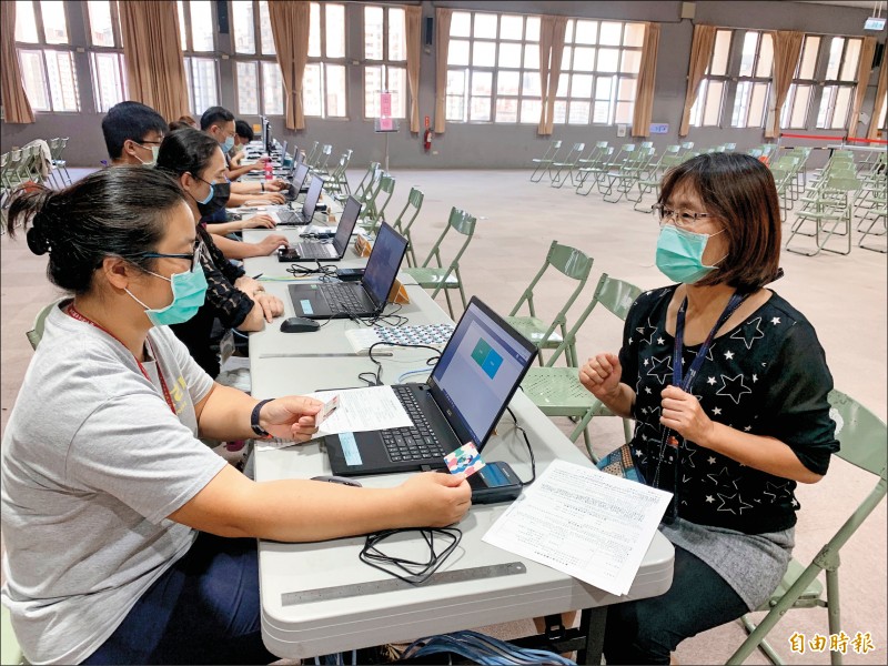 台中市雙十公車綁卡首日，北屯區公所出動12個櫃位提供服務。（記者蔡淑媛攝）