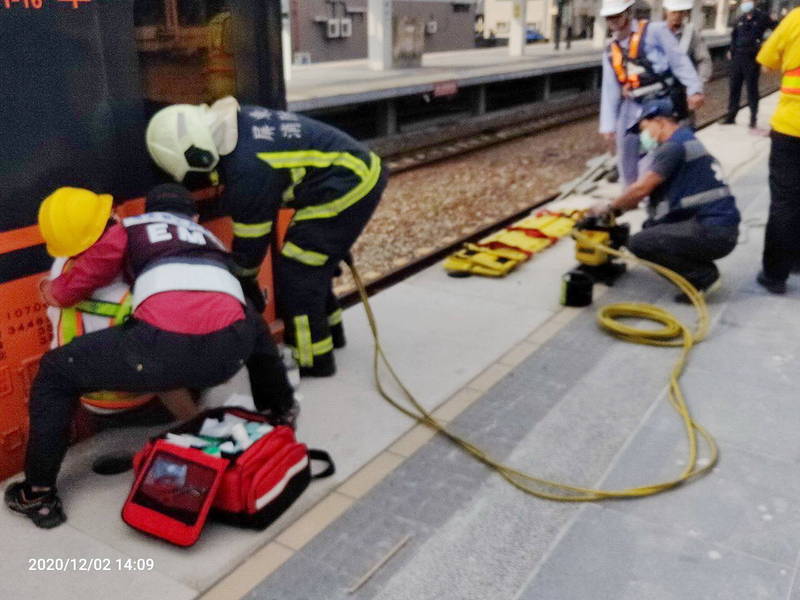 台鐵員工遭列車夾在月台和列車間。（記者陳彥廷翻攝）