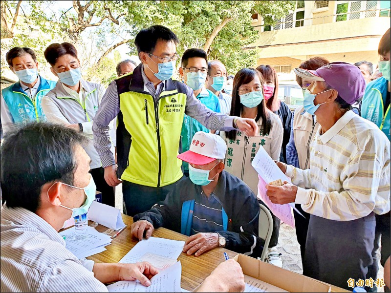 一期稻停灌區補償受理申請，農委會主委陳吉仲（著黃衣者）到台南視察辦理情形，籲12月20日前儘速辦理，保證農曆年前可領到錢。（記者王涵平攝）