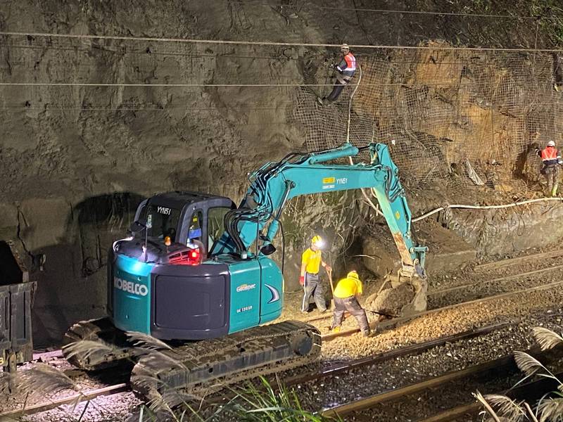 台鐵猴硐－瑞芳段因連遇大、豪雨不斷，接連2天發生電車線故障事件，導致上萬名旅客形成遭延誤，台鐵經過2天緊急搶修，今晨西正線解除封鎖並復電，恢復雙線通車，即時起西正線該路段採限速30公里慢行。（台鐵提供）