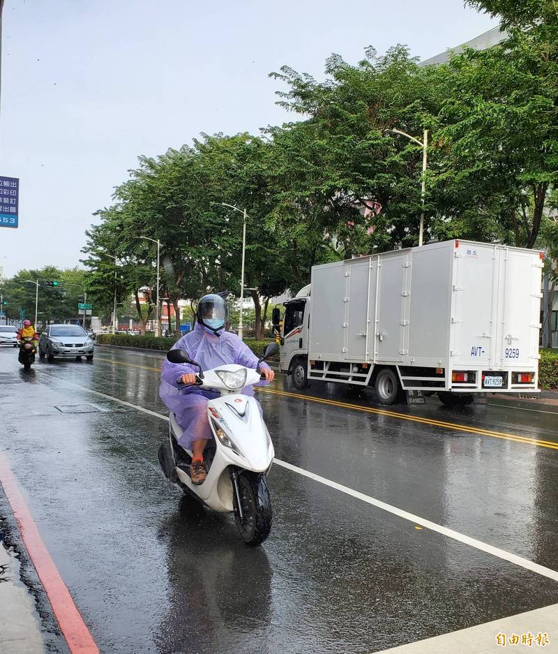 高市今天上午難得下雨。（記者陳文嬋攝）