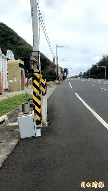 南迴台9線大武段1支測速照相桿不敵東北季風強襲，斷頭落地。（記者陳賢義攝）