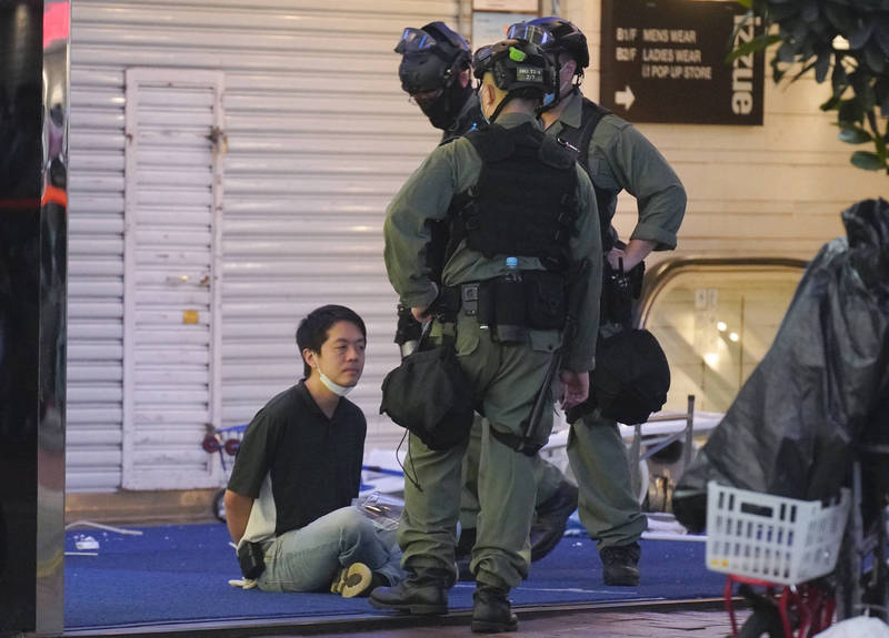 香港前立法會民主派議員許智峯昨晚宣布流亡海外。香港民主黨、港媒及港人抗爭團體均肯定他對於香港抗爭的貢獻,感謝他一直站在反送中抗爭最前線。圖為許智峯(左)去年6月12日在銅鑼灣的反送中示威遊行上被港警拘捕。(美聯社)
香港前立法會民主派議員許智峯昨晚宣布流亡海外。香港民主黨、港媒及港人抗爭團體均肯定他對於香港抗爭的貢獻,感謝他一直站在反送中抗爭最前線。圖為許智峯(左)去年6月12日在銅鑼灣的反送中示威遊行上被港警拘捕。(美聯社)
