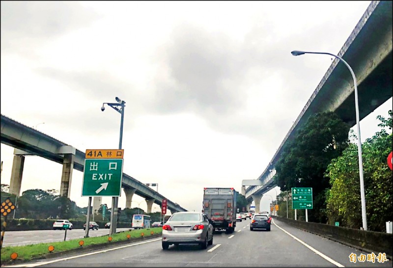 林口交流道塞車常讓在地居民不堪其擾。圖為林口A交流道南出路段。（記者周湘芸攝）