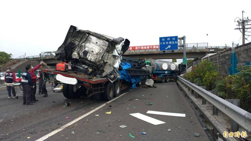 國道1號道路北上247.5公里處今天早上發生5輛大型車輛追撞事故，撞擊力道猛烈車輛嚴重毀損，現場一片狼藉。（記者黃淑莉翻攝）