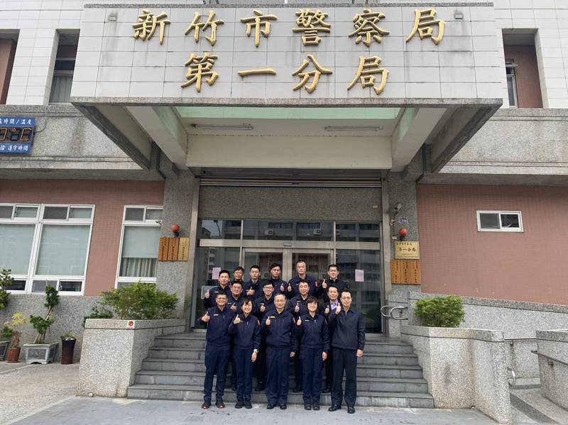 新竹市警方日前獲報後在8小時內迅速偵破百萬竊案,警政署長陳家欽今天親赴新竹市第一分局頒破案獎金。(記者洪美秀翻攝) 新竹市警方日前獲報後在8小時內迅速偵破百萬竊案,警政署長陳家欽今天親赴新竹市第一分局頒破案獎金。(記者洪美秀翻攝)