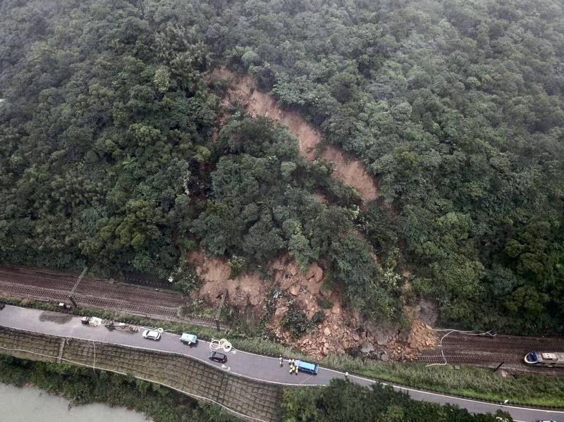 經空拍監測確認，台鐵該路段土石是因為山坡滑動崩塌所導致，坍塌的範圍多達3800立方公尺。（圖：交通部提供）