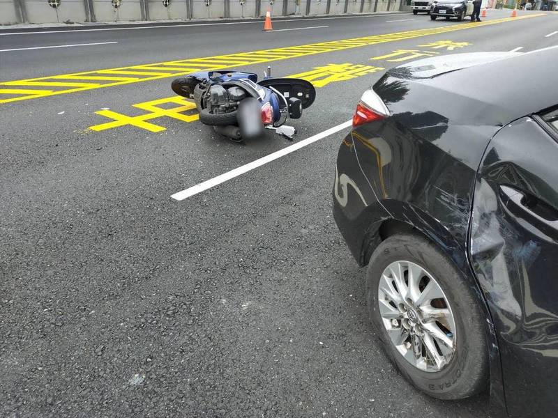 小客車駕駛疲困駕駛自撞路邊石頭，波及後方機車騎士，造成3人受傷。（記者陳賢義翻攝）